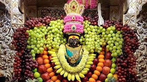 तुळजाभवानी देवस्थानचा सामाजिक बांधिलकीचा उपक्रम; गतिमंद विद्यार्थ्यांना शालेय साहित्याचे वाटप; पूरग्रस्तांना मदतीचा हात