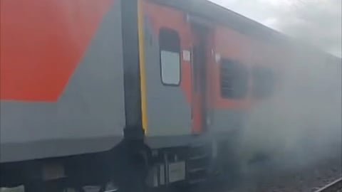 पुष्पक एक्स्प्रेसच्या एका स्लीपर कोचला आग; प्रवाशांच्या सतर्कतेने अनर्थ टळला