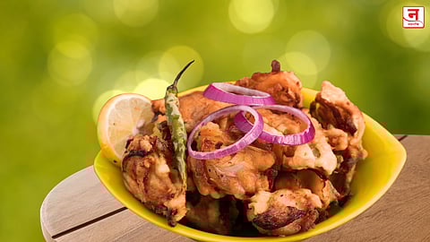 Poha Pakoda Recipe : कंटाळवाण्या पोह्यांना द्या टेस्टी ट्विस्ट - झटपट पोहा पकोडे रेसिपी