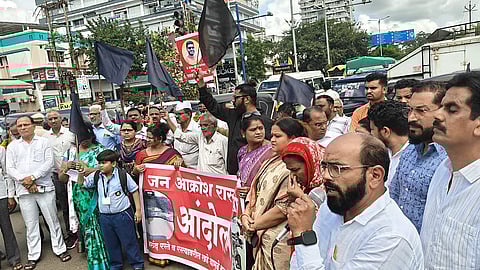 नाशिकमध्ये रस्त्यांवरील खड्ड्यांमुळे चौघांचा बळी; मेरी-म्हसरूळ भागातील नागरिकांचा प्रशासनाविरोधात तीव्र संताप