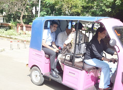 Nashik : जिल्हाधिकारी जलज शर्मा पिंक रिक्षातून प्रवास करतात तेव्हा...महिन्यातून एकदा वाहन न वापरता कार्यालयात येण्याचा संकल्प