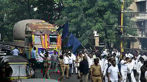 डॉ. आंबेडकरांच्या पुतळ्याच्या भागाचे जल्लोषात स्वागत