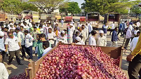 कांद्याचे दर घसरल्यामुळे शेतकरी रस्त्यावर उतरणार
