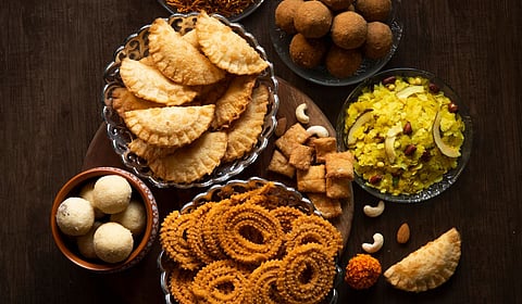 Diwali Special : गोडधोड टिकवायचंय जास्त दिवस? फराळ टिकवण्याचे खास दिवाळी सिक्रेट्स!