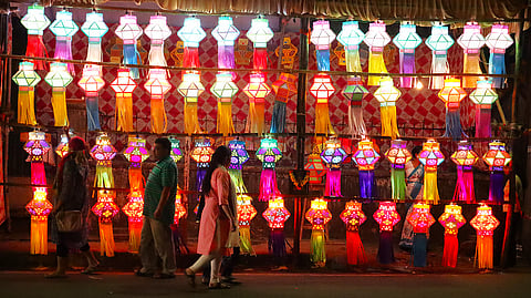 दीपावलीच्या खरेदीसाठी बाजारपेठा सजल्या; किमतीमध्ये भरमसाट वाढ मात्र उत्साह कायम