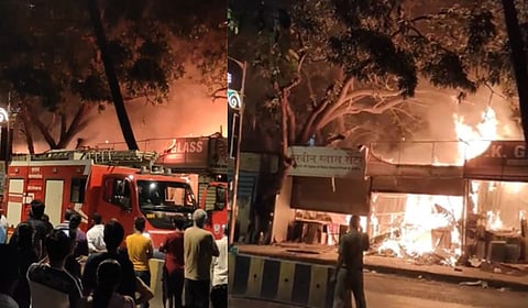 Mumbai : दिवाळीच्या रॉकेटमुळे ३ दुकाने जळून खाक; बोरिवलीमधील घटना