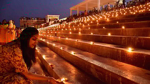 Dev Deepawali 2025 : ५ नोव्हेंबरला साजरी होणार देव दिवाळी! 'या' शुभ वेळेत लावा दिवे आणि मिळवा महादेवांचा आशीर्वाद