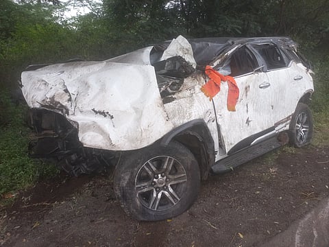 Nashik : येवल्याजवळ ३ साई भक्तांवर काळाचा घाला; 'फॉर्च्यूनर' गाडीचा भीषण अपघात; ४ जण जखमी