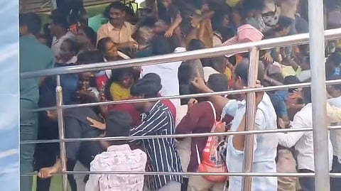 Andhra Pradesh : एकादशीला भाविकांवर काळाचा घाला; वेंकटेश्वर मंदिरात चेंगराचेंगरी, ९ जणांचा मृत्यू, अनेकजण जखमी