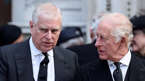 ब्रिटनच्या राजघराण्यात कौटुंबिक कलह; राजे चार्ल्स यांनी भाऊ अँड्रूकडून राजकुमार पदवी काढून घेतली; पॅलेसमधूनही हकालपट्टी