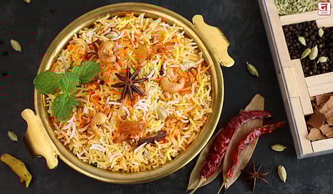फॅमिली पार्टीसाठी करा चमचमीत बेत! घरच्या घरी बनवा हॉटेल स्टाईल व्हेज तवा पुलाव