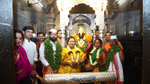 उपमुख्यमंत्री एकनाथ शिंदे, त्यांच्या पत्नी लता एकनाथ शिंदे तसेच मानाचे वारकरी रामराव वालेगावकर व त्यांच्या पत्नी सुशिलाबाई रामराव वालेगावकर यांच्या हस्ते श्री विठ्ठल रुक्मिणीची शासकीय महापूजा करण्यात आली.