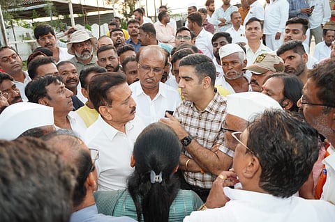 नाशिक-त्र्यंबक रस्त्याचा निर्णय ‘मुख्यमंत्र्यांच्या कोर्टात’; सहमतीने निर्णय घेण्याचे जलसंपदा मंत्री यांचे आश्वासन