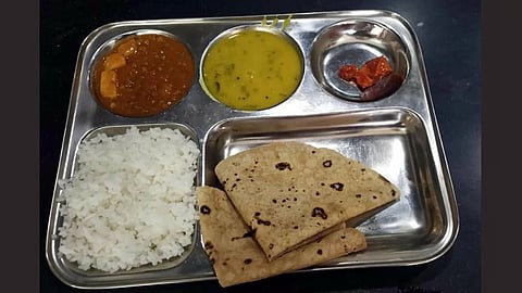 निवडणुकीच्या तोंडावर सरकारला गरीबांची आठवण; 'शिवभोजन थाळी'ची पुन्हा घेता येणार चव; २८ कोटींचा निधी उपलब्ध