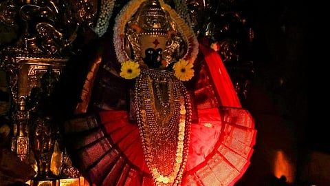 श्री महालक्ष्मीदेवीवर किरणोत्सव; किरणोत्सवाच्या पूर्वसंध्येला देवीच्या चरणाला स्पर्श