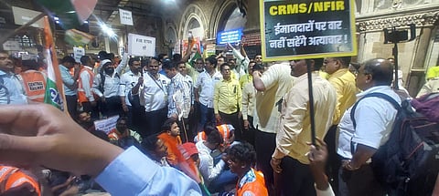 रेल्वे अधिकाऱ्यांच्या राजीनाम्यासाठी दबाव; महाव्यवस्थापक, डीआरएमवर कारवाईची वकिलाची मागणी