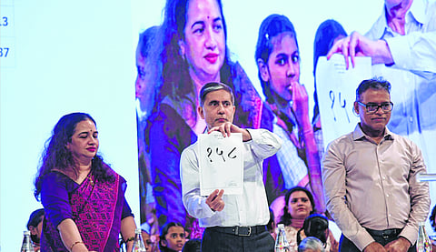 आरक्षण सोडत जाहीर करताना मुंबई महापालिका आयुक्त भूषण गगराणी आणि अतिरिक्त आयुक्त डॉ. अश्विनी जोशी.