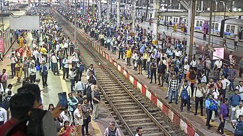 Mumbai : सीएसएमटी स्थानकात आंदोलन करणाऱ्यांवर गुन्हा