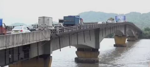 पूर्व-पश्चिम नव्या पुलावरील पूर्वेकडचा रस्ता गायब; शिवसेनेचे राजाराम बाबर यांचे रेल्वे कॉर्पोरेशनच्या चेअरमनना पत्र