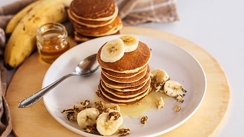 मुलांच्या डब्यासाठी बेस्ट पर्याय! ५ मिनिटांत तयार होणारे 'केळ्याचे पॅनकेक'