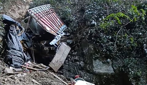 अरुणाचलमध्ये ट्रक दरीत कोसळून १८ जण ठार, ३ बेपत्ता