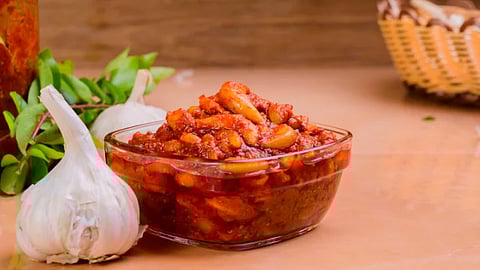 लसणाच्या लोणच्याचे ढीगभर फायदे; कोलेस्ट्रॉल नियंत्रणात ठेवण्यापासून पचन सुधारण्यापर्यंत... रेसिपी लगेच नोट करा