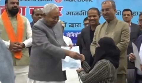 महिला डॉक्टरचा हिजाब ओढला; नितीश कुमारांवर टीकेची झोड, "तुमची तब्येत ठीक नसेल तर ...