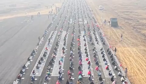 ५ वी पास पात्रतेच्या नोकरीसाठी पदवीधरांची गर्दी; चक्क विमानतळाच्या धावपट्टीवर घ्यावी लागली परीक्षा; १८७ पदांसाठी तब्बल...