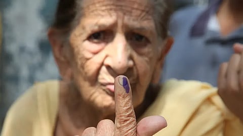 वृद्धांना मतदान केंद्रावर जाऊन करावे लागणार मतदान