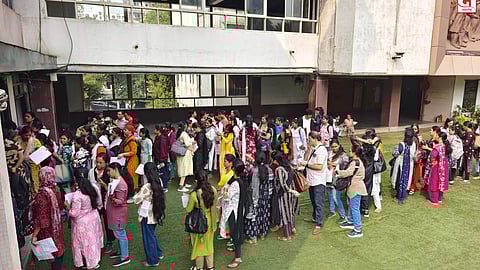 ठाणे महापालिकेत 'त्या' कर्मचाऱ्यांची 'जॉईनिंग'साठी झुंबड