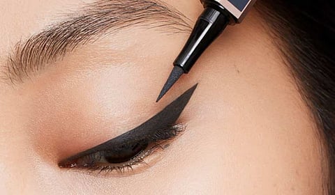 डोळ्यांचे सौंदर्य खुलवणारे आयलायनर वापरताना 'या' महत्त्वाच्या गोष्टी जाणून घ्या