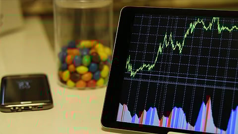 Mumbai : कांदिवलीमध्ये ट्रेडिंगच्या बहाण्याने व्यावसायिकाची लाखोंची फसवणूक; भावाला अटक, बहीण फरार