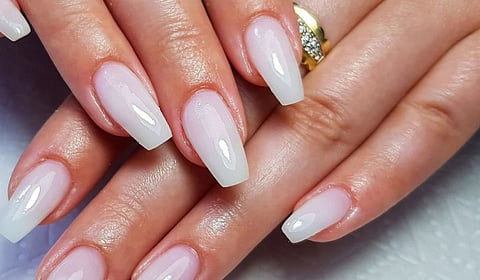 तुमच्या नखांवर डाग आहेत का? वेळीच लक्ष द्या नाहीतर होतील गंभीर परिणाम