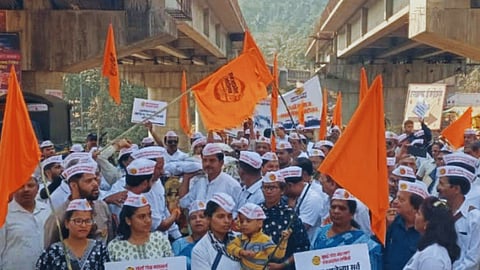 कोकणवासीयांनी केला मुंबई-गोवा महामार्ग ठप्प