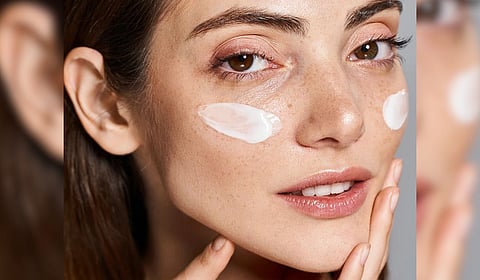 हिवाळ्यात त्वचा कोरडी पडतेय? मॉइश्चरायझर वापरण्याचे फायदे जाणून घ्या