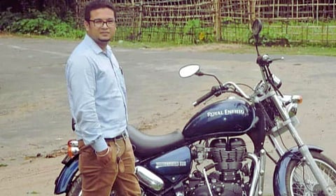 मुलाचा निकाल घेऊन बाहेर पडताच वडील अचानक कोसळले; शाळेच्या गेटवरच मृत्यूचा घाला, घटना CCTV मध्ये कैद