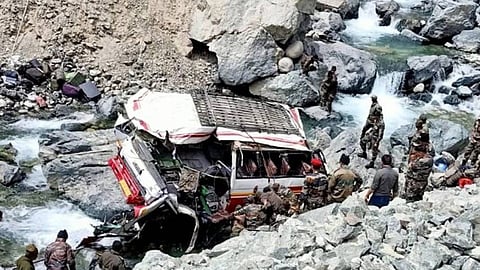 जम्मू-काश्मीरमध्ये लष्कराचे वाहन दरीत कोसळून १० जवान शहीद