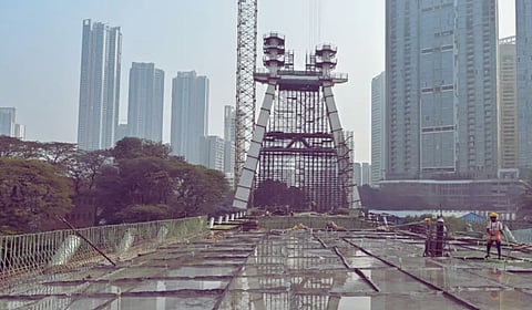 महालक्ष्मीतील पालिकेच्या केबल पुलाचे काम वेगाने; लोखंडी खांब उभारणीचे ५५ टक्के काम पूर्ण