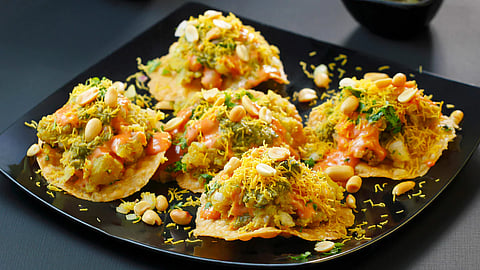 Sev Puri Recipe : संध्याकाळी काहीतरी चटपटीत हवंय? घरीच बनवा शेव पुरी