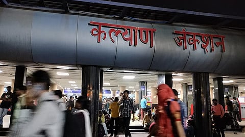 Kalyan : रेल्वे अधिकाऱ्यांचा प्रमाणिकपणा; रोख रक्कमेसह ४ लाखांचे दागिने केले परत