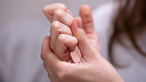 हातांची बोटं मोडण्याची सवय ठरू शकते घातक; वेळीच सावध व्हा! तज्ज्ञ सांगतात...