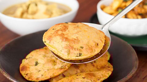 सकाळचा नाश्ता असो किंवा खास ब्रेकफास्ट प्लॅन; 'बटाटा पुरी' आहे बेस्ट पर्याय, चव अशी की पुन्हा-पुन्हा बनवाल