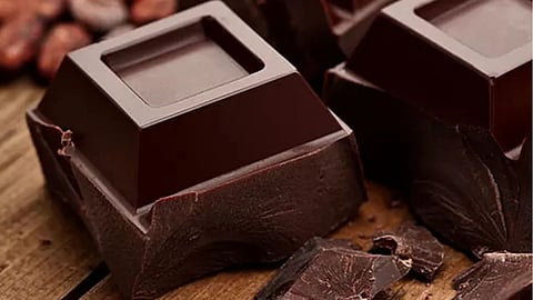 दररोज थोडं चॉकलेट खाल्लं तर काय होतं? जाणून घ्या कारण