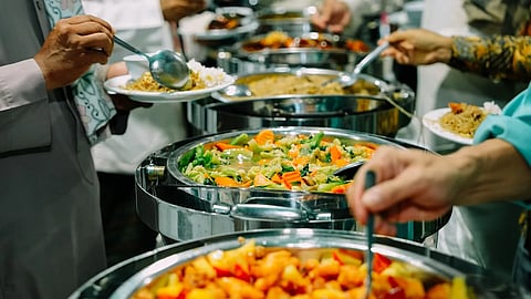 बुफे अर्थात स्वेच्छाभोजनाची गोष्ट