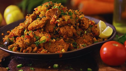 सकाळच्या नाश्त्यासाठी सोपा पर्याय; घरातला ब्रेड वापरून करा झटपट उपमा, वाचा रेसिपी