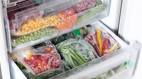 तुम्हीही फ्रिजमध्ये भाज्या ठेवण्यासाठी प्लास्टिकचा वापर करता?