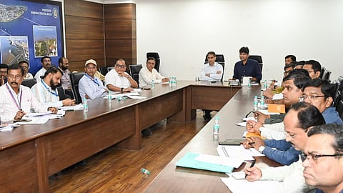 Mumbai : रस्त्यांची ६३ टक्के कामे पूर्ण; मुंबईतील रस्ते कामांची पालिका आयुक्तांकडून झाडाझडती