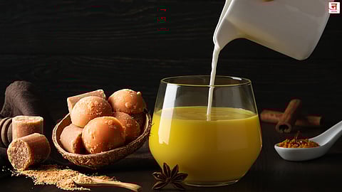 झोपण्यापूर्वी हळदीचं दूध पिता? त्यात १ गुळाचा खडा घाला; आरोग्यावर होईल 'असा' परिणाम