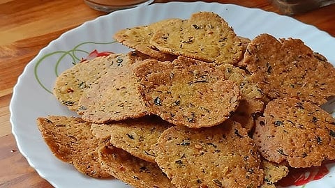 बाजारची कशाला? फक्त काही सोप्या स्टेप्समध्ये घरी तयार करा खमंग आणि कुरकुरीत मठरी