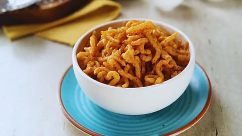 Evening Snack Idea : उरलेला भात फेकून देताय? १० मिनिटांत बनवा कुरकुरीत 'राईस कुरकुरे'; संध्याकाळच्या स्नॅकसाठी बेस्ट पर्याय